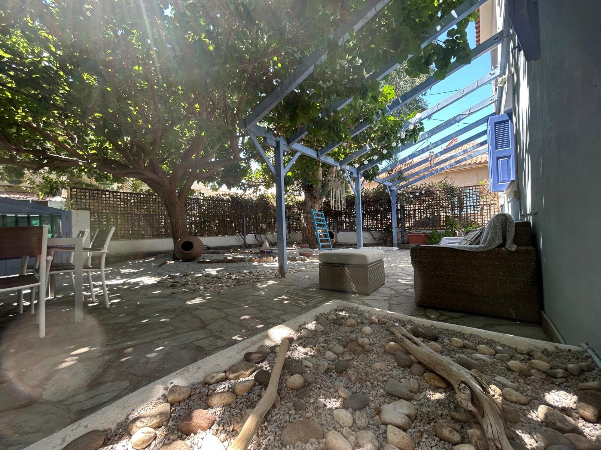 Apartment Blue Seaside House With Garden